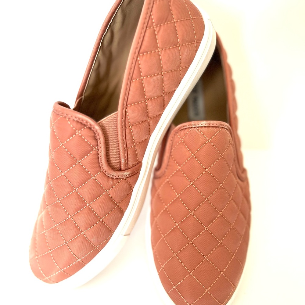STEVE MADDEN WOMENS QUILTED SLIP ON SNEAKERS